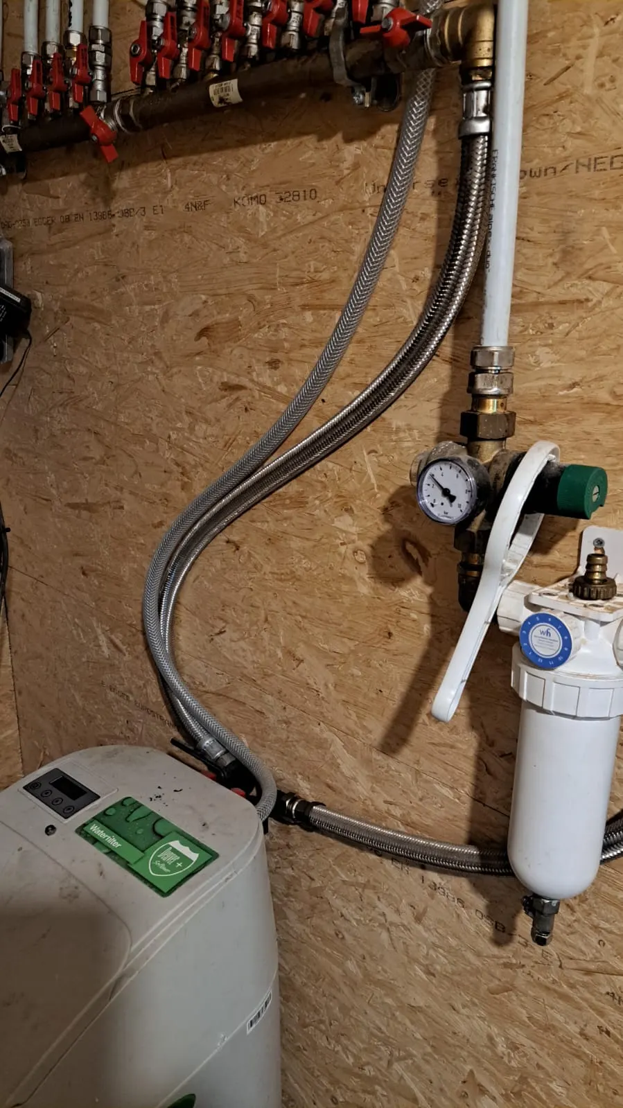 Kit à gouttes pour mesurer la dureté de l'eau posé sur un évier