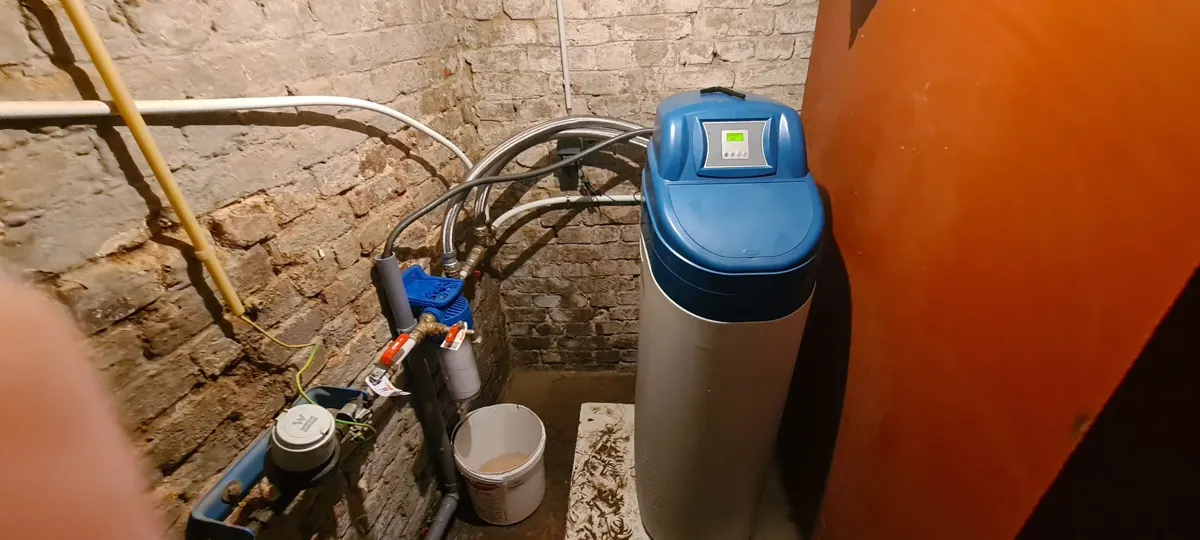 Adoucisseur d'eau installé dans le local technique d'une maison mitoyenne à Liège