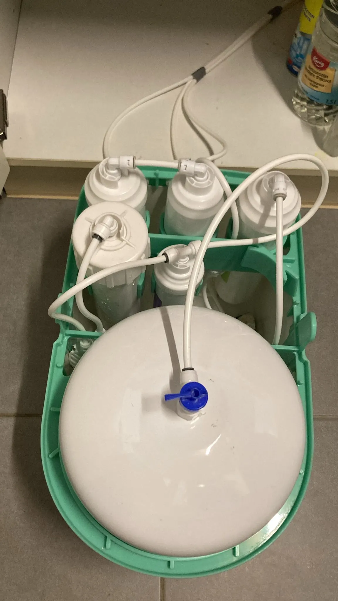 Famille de quatre personnes et adoucisseur d'eau dimensionné pour la maison
