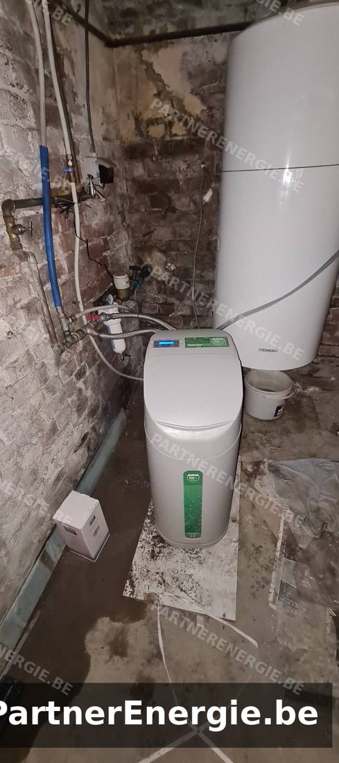Adoucisseur installé à côté du boiler