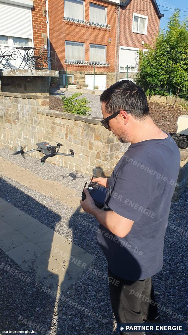 Télépilote pendant une inspection par drone thermique
